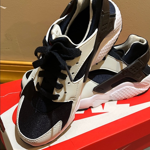 Nike Huarache Run GS in Black and Grey - Picture 1 of 6
